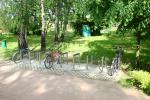 Stojaki rowerowe przed stacją WKD